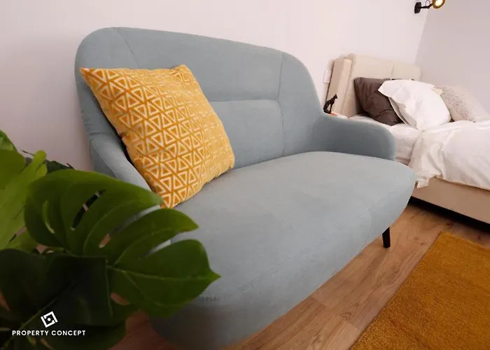 Wellcome Next To Metro Station *